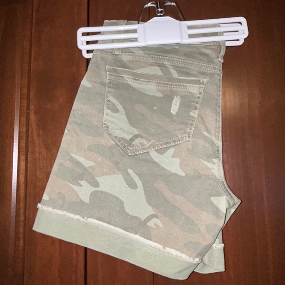 Women’s Rock & Republic Bumbershoot cuffed camo shorts - Picture 3 of 6